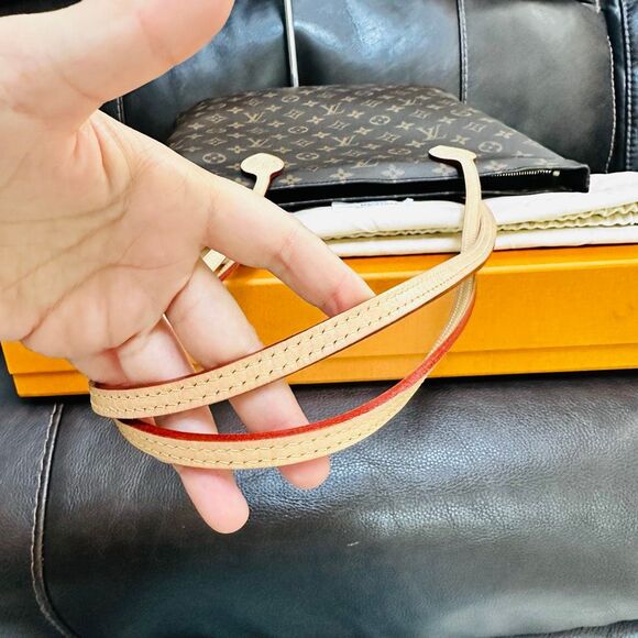 Louis Vuitton Carry It Tote - Picture 3 of 15